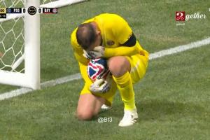 华体会官网-人都懵了！穆西亚拉重伤脚踝变形，多纳鲁马自责掩面跪地