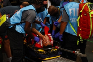 华体会官方网站-祝好！穆西亚拉脚踝严重变形被抬出场，在担架上痛苦掩面