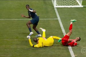 华体会官网-愿无大碍!穆西亚拉与多纳鲁马撞在一起,脚踝变形&被担架抬走