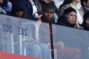 华体会官方入口-亚马尔和母亲、弟弟一起观看女足比赛，巴萨女足5-1大胜继续领跑