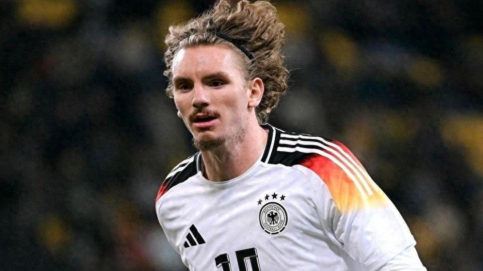 华体会官方入口-队友不愿传球？身价8500万欧元的前锋在德国队完全迷失