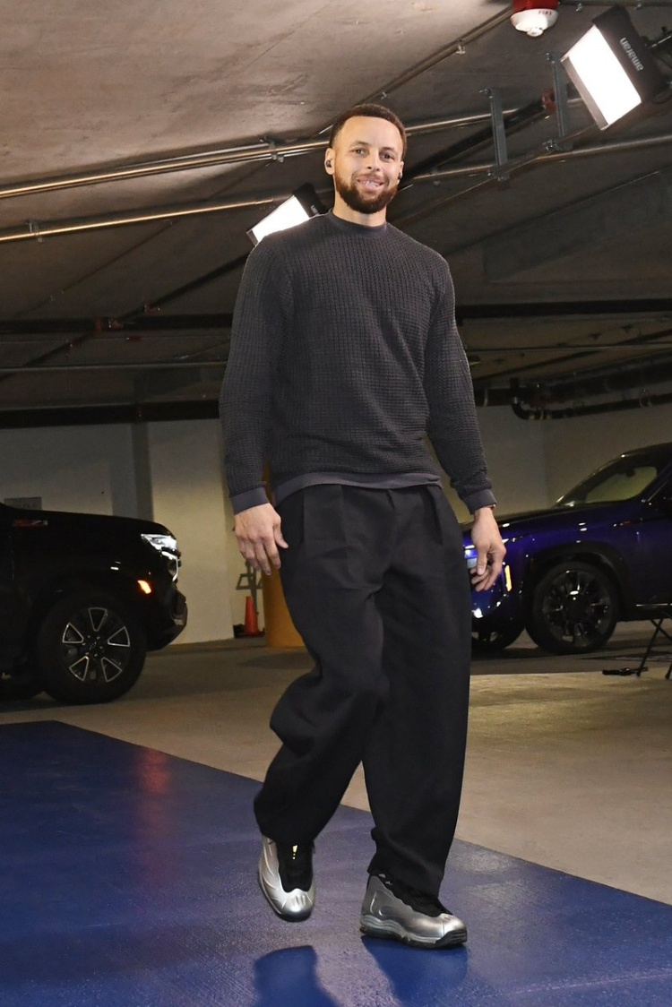 华体会官方入口-致敬马刺名宿！库里今日入场上脚邓肯经典Nike“钢铁”球鞋